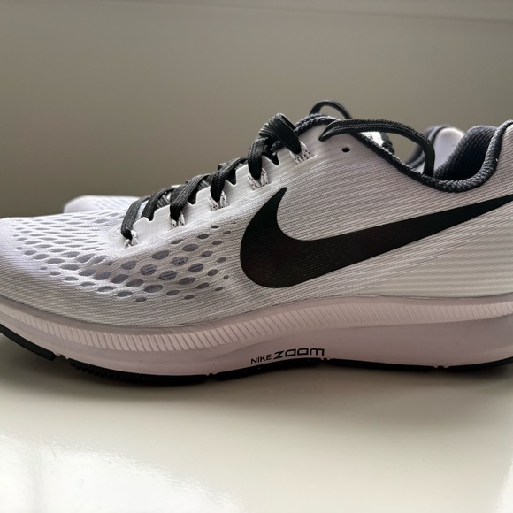 Nike Black and White Zoom Pegasus 34 Athletic Sneakers, size 8 - Picture 5 of 9